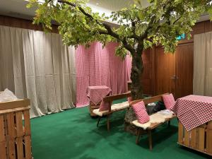 Holzbank mit Lehne 1